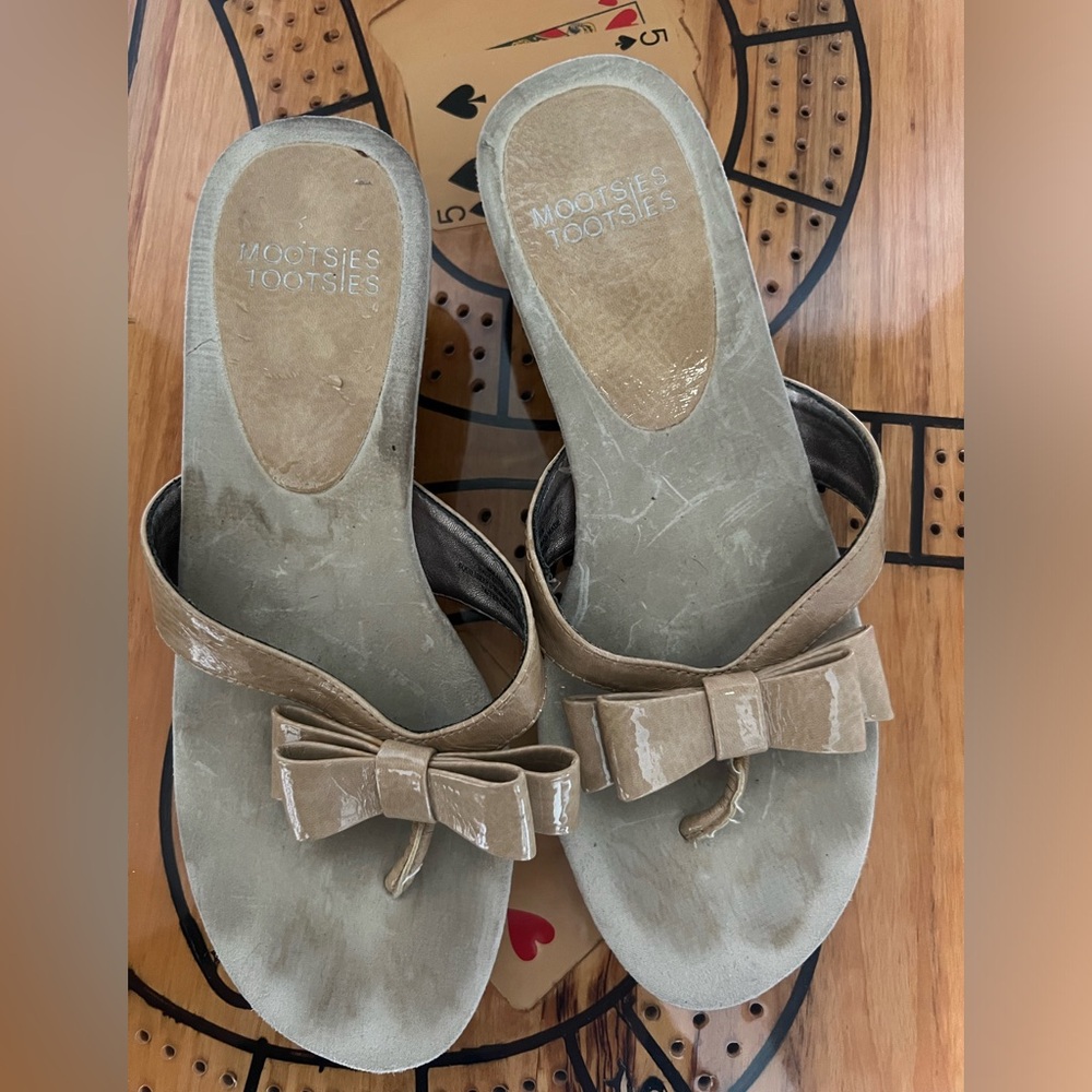 Mootsies Tootsies wedge tan heel sandals with bow. Size 6. Approx 9” toe to heel